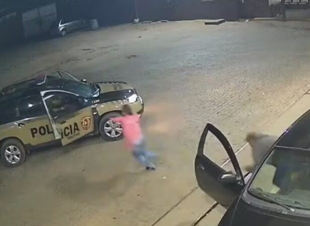 Vídeo: mulher consegue escapar de sequestro ao ver uma viatura de polícia