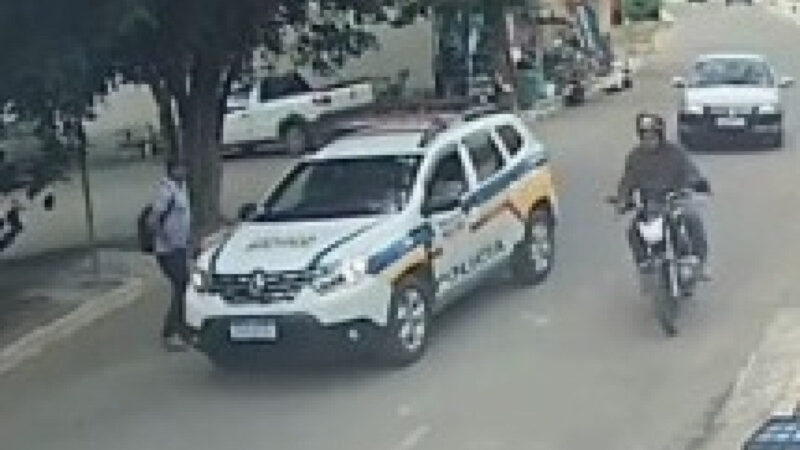 Vídeo: homem para viatura, esfaqueia policial por vingança e é morto pelo militar