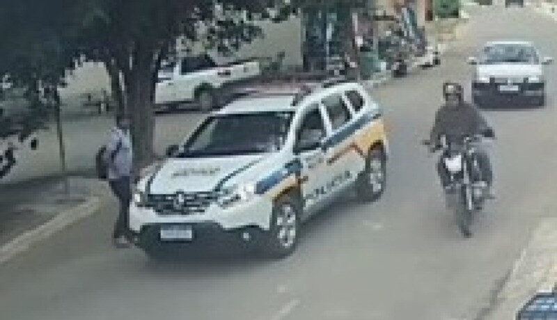 Vídeo: homem para viatura, esfaqueia policial por vingança e é morto pelo militar