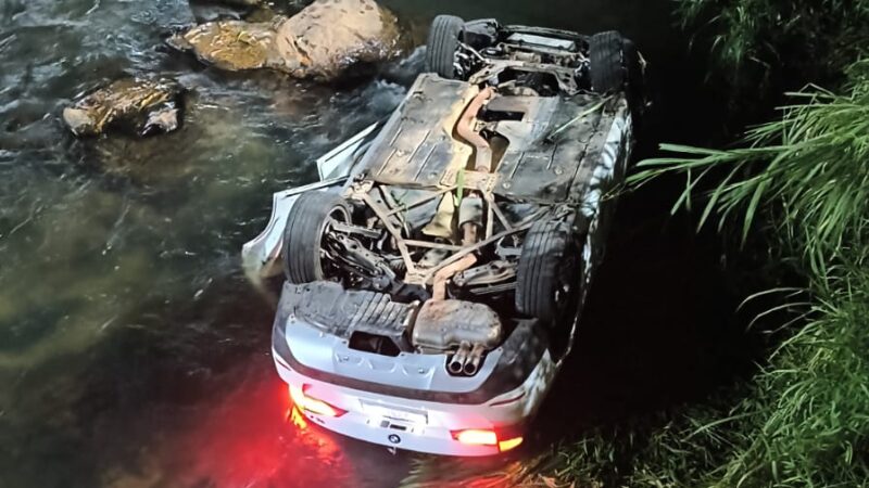 Vídeo: motorista que caiu com BMW no Rio São João estaria embriagada e foi presa, segundo a PM