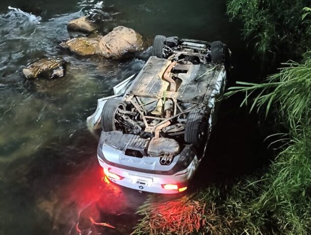Vídeo: motorista que caiu com BMW no Rio São João estaria embriagada e foi presa, segundo a PM