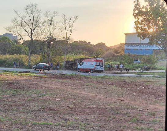 Caminhão carregado com produtos de limpeza tomba no bairro Garcias
