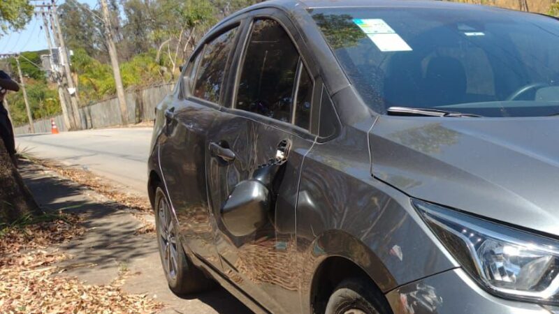 Motocicleta e carro colidem na MG 050, entrada de Santanense