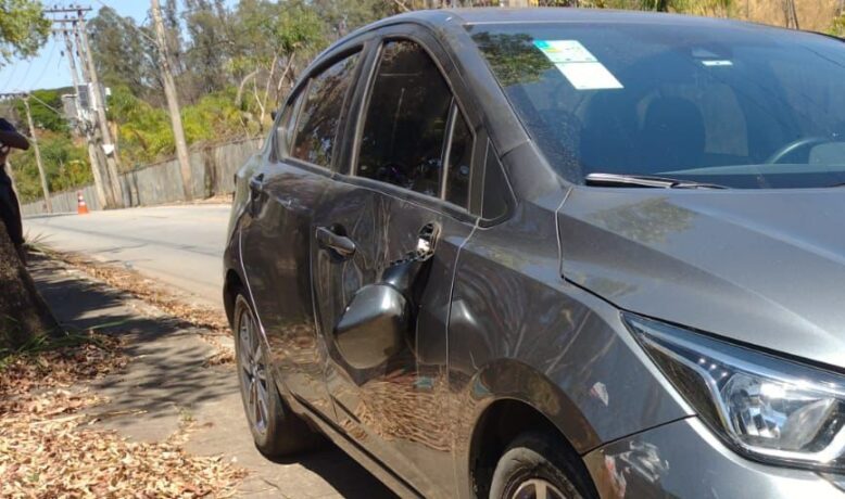 Motocicleta e carro colidem na MG 050, entrada de Santanense