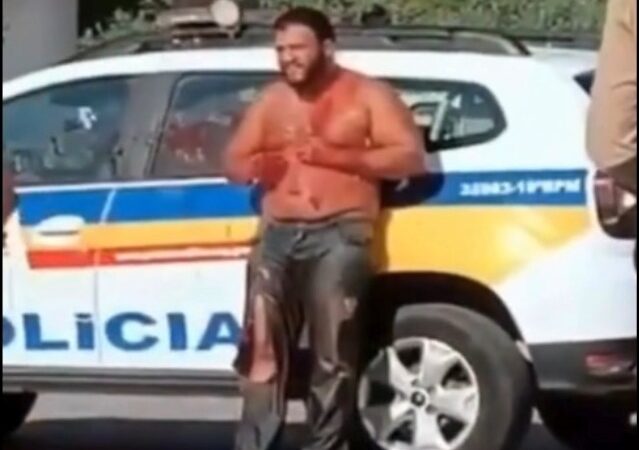 Vídeo: homem em surto psicótico esfaqueia filho de 4 anos em Teófilo Otoni