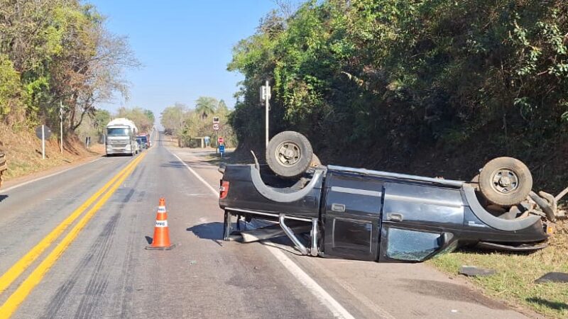 Motorista assusta com radar, perde controle do veículo e capota na rodovia MG 050, em Itaúna