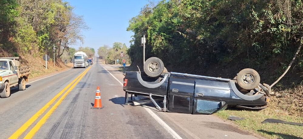 Motorista assusta com radar, perde controle do veículo e capota na rodovia MG 050, em Itaúna