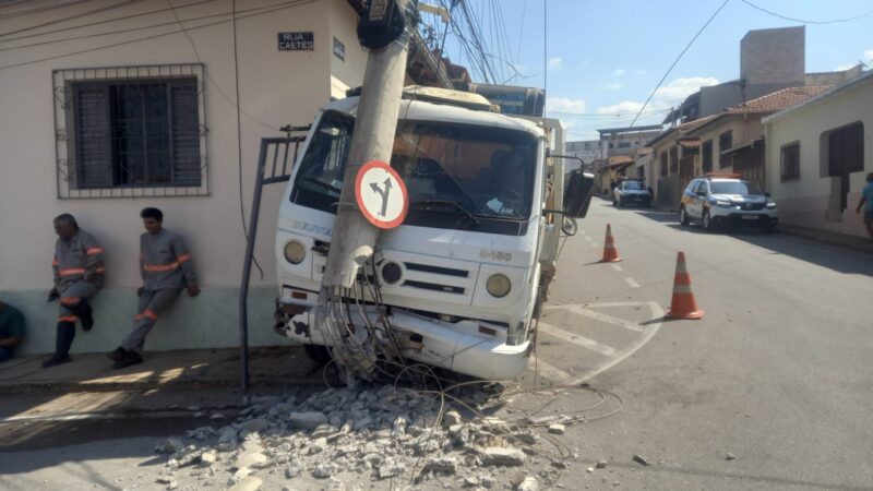 Vídeo: caminhão colide com poste no bairro Piedade em Itaúna; ninguém se feriu