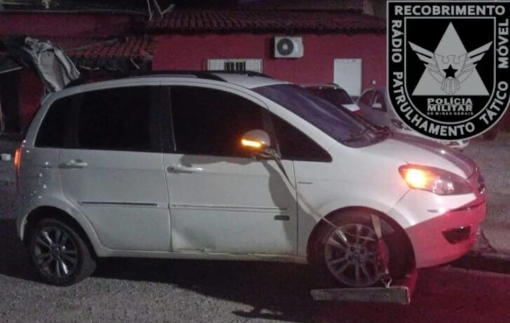 Carro furtado em BH é apreendido em Itaúna e dois homens são presos