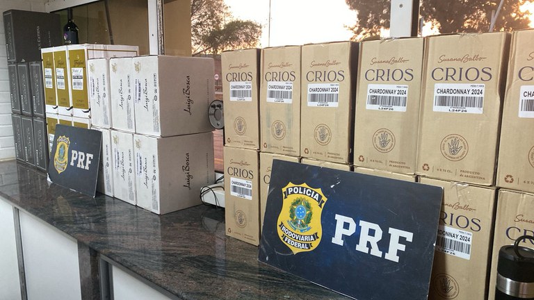 PRF apreende medicamentos proibidos  anabolizantes, vinho, cosméticos e eletrônicos em Itatiaiuçu