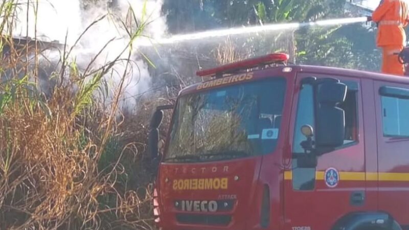 Lixo acumulado em lote na Várzea da Olaria provoca incêndio de grandes proporções
