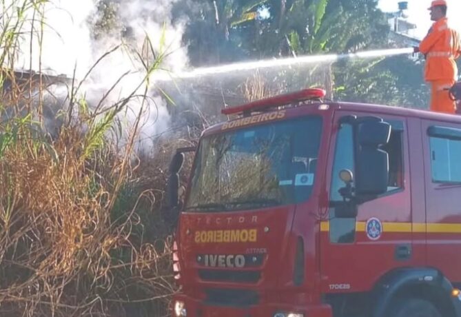 Lixo acumulado em lote na Várzea da Olaria provoca incêndio de grandes proporções
