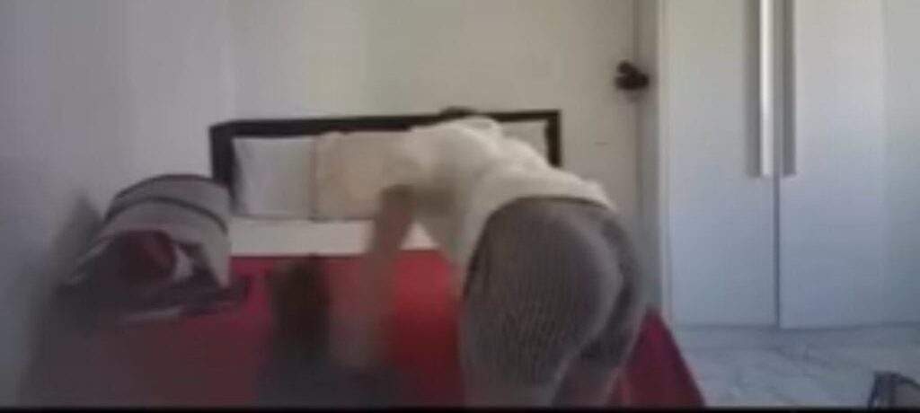 Vídeo: mulher é presa depois de ser gravada batendo e chutando a filha de dois anos