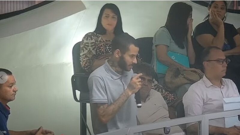 Vereador que pode perder mandato, posta foto constrangedora de mulher que assistia à reunião da Câmara