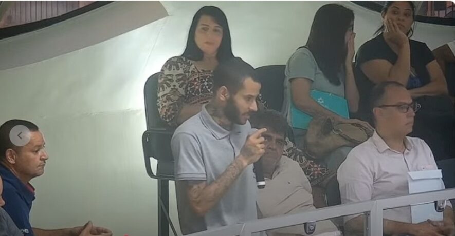 Vereador que pode perder mandato, posta foto constrangedora de mulher que assistia à reunião da Câmara