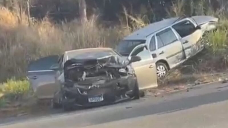 Dois veículos se envolvem em acidente no bairro Tropical, em Itaúna