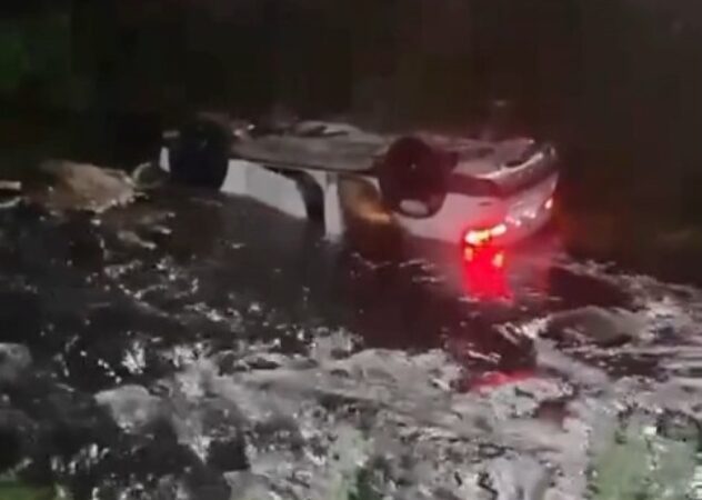 Vídeo: motorista perde controle do veículo que capota dentro do Rio São João