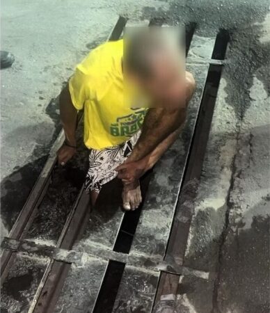 Vídeo: tranquilo, homem come salgadinhos enquanto bombeiros retiram sua perna de bueiro