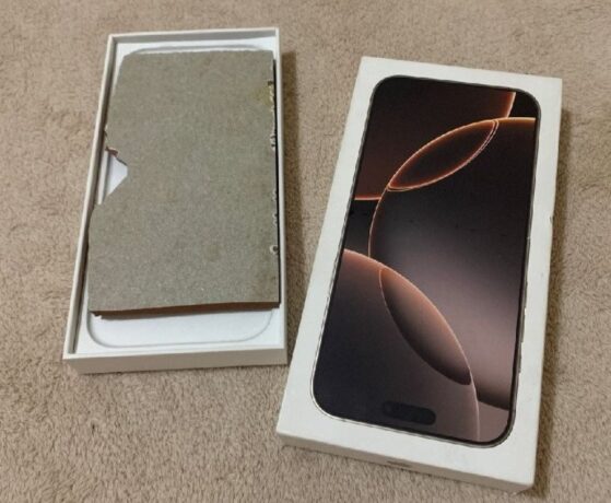 Cliente da Amazon que comprou celular e recebeu pedaço de azulejo, foi ressarcida