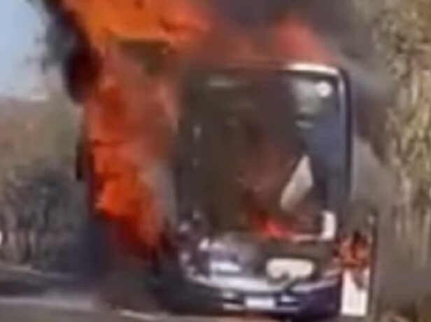 Vídeo: ônibus com time de futebol de Paracatu pega fogo em rodovia