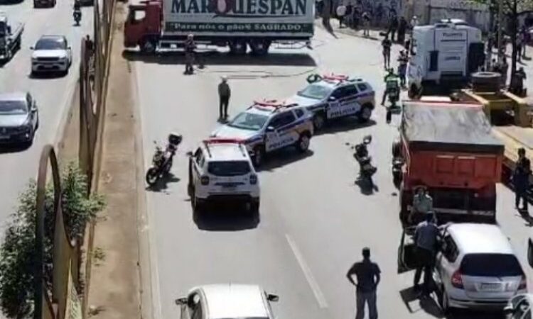 Vídeo: para defender colega demitido, motorista atravessa caminhão na av. Amazonas