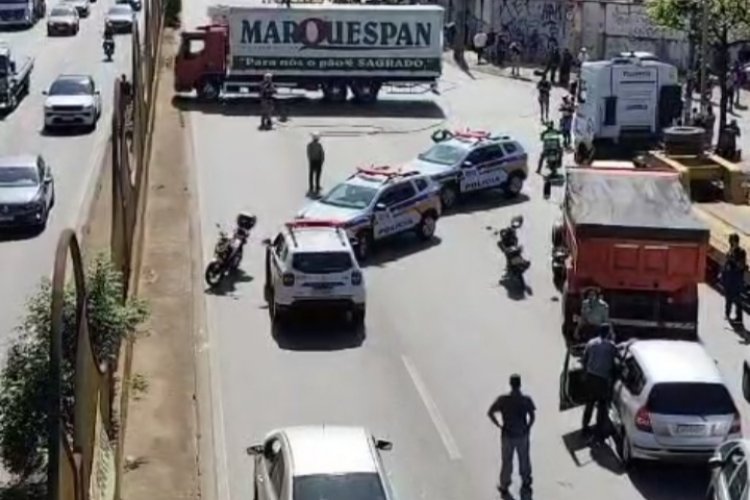 Vídeo: para defender colega demitido, motorista atravessa caminhão na av. Amazonas