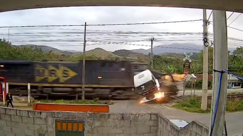 Vídeo: duas pessoas ficam feridas após acidente entre caminhão e trem em Vassouras