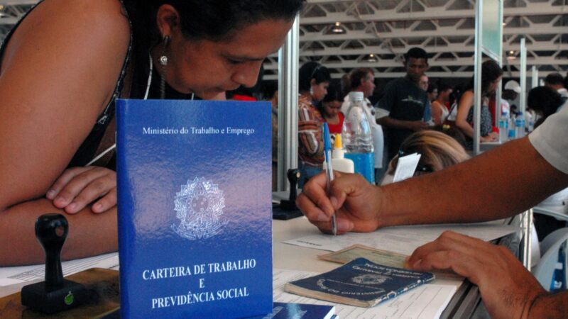 Desemprego fica em 5,6% até agosto, menor taxa da série histórica, diz IBGE