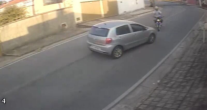 Vídeo: acidente entre motocicleta e carro, em Santanense, deixa motociclista ferido
