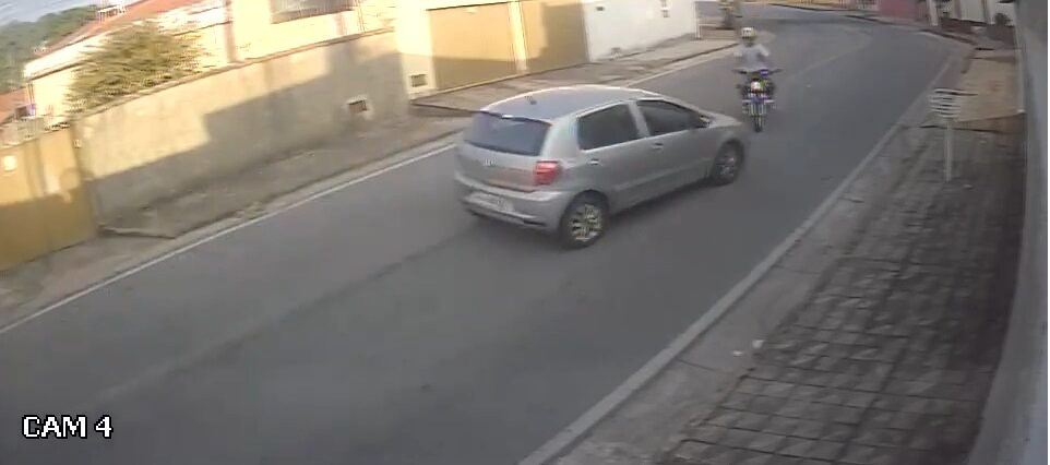 Vídeo: acidente entre motocicleta e carro, em Santanense, deixa motociclista ferido