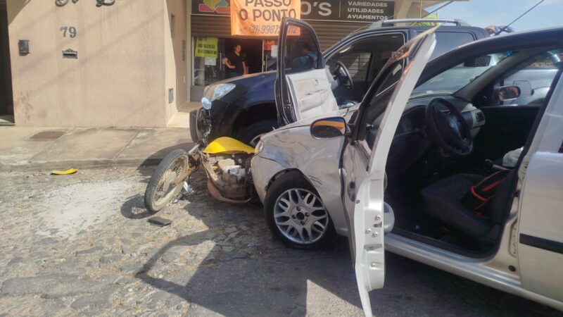 Vídeo: motociclista praticando “grau” provoca acidente envolvendo mais dois veículos