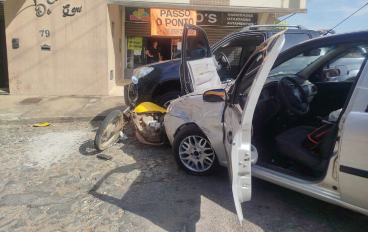Vídeo: motociclista praticando “grau” provoca acidente envolvendo mais dois veículos