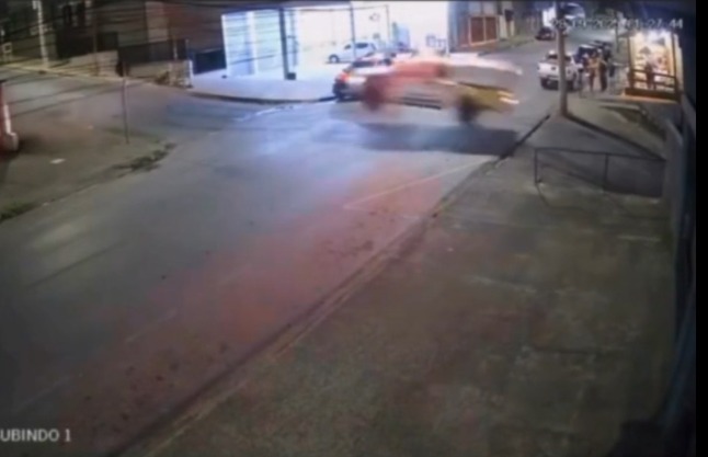 Cena de filme: viatura e carro “voam” durante perseguição em BH