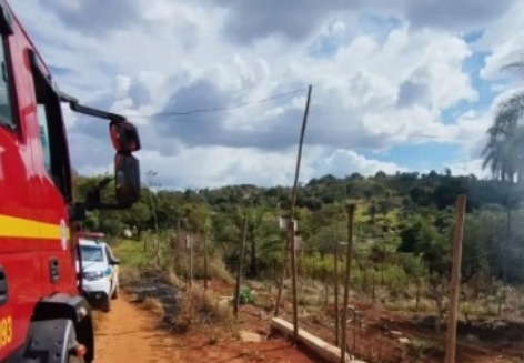 Cerca de três hectares de vegetação no bairro Santa Mônica são incendiados