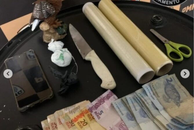 Homem é preso com drogas, celular furtado e dinheiro no bairro Garcias