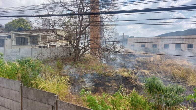 Bombeiros de Itaúna apagam incêndio em lote vago no centro da cidade