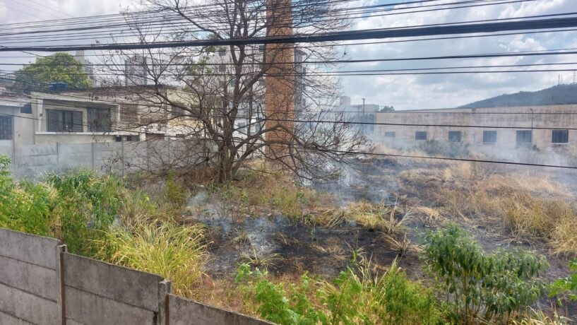 Bombeiros de Itaúna apagam incêndio em lote vago no centro da cidade