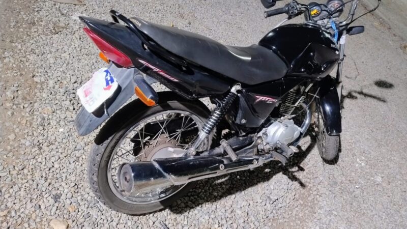 Motociclista é preso depois de possível tentativa de furto a pedestre e fuga