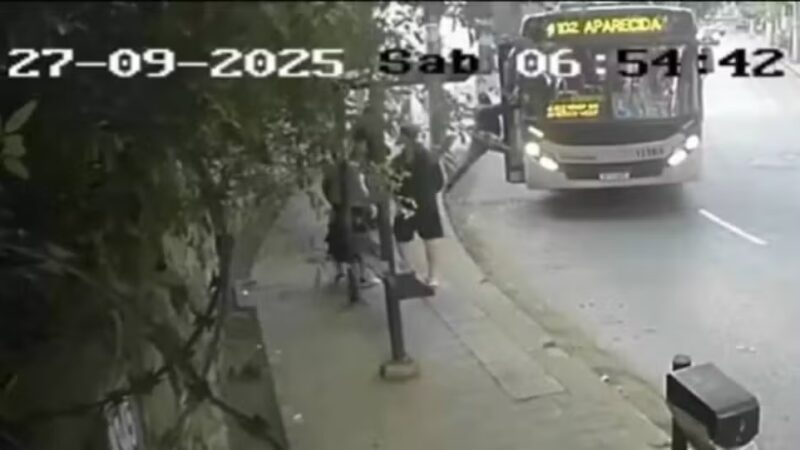 Homem é esfaqueado dentro de ônibus, jogado para fora do veículo e morre em BH