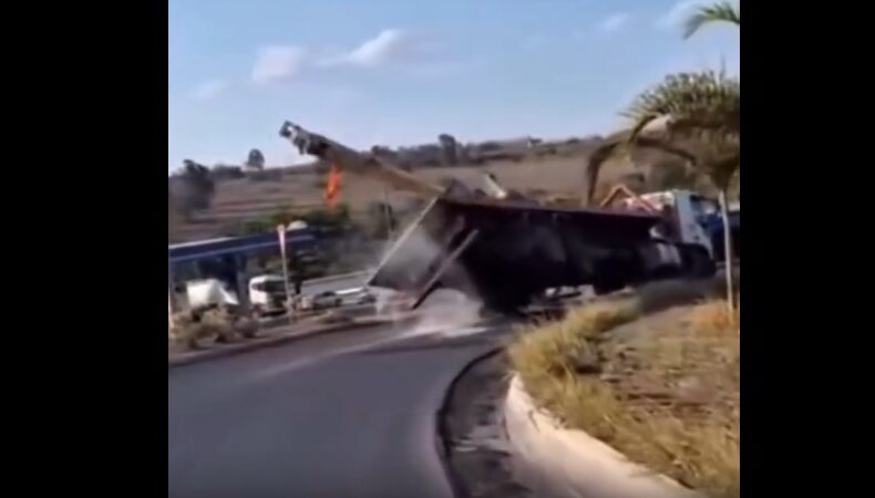 Vídeo: trator guindaste se solta da carroceira de caminhão e provoca tombamento em Minas