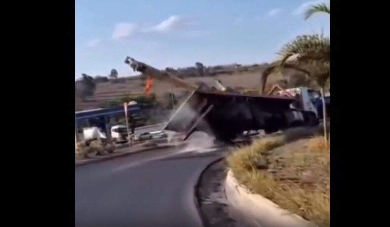 Vídeo: trator guindaste se solta da carroceira de caminhão e provoca tombamento em Minas