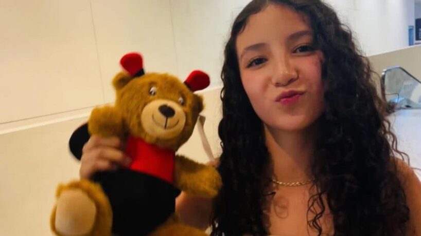 Adolescente de 14 anos morre após colocar silicone escondida do pai; cirurgia foi feita por padrasto