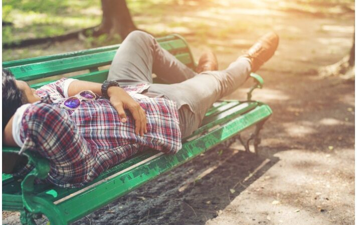 Homem joga companheira de viaduto e vai dormir na praça; foi preso pelo guarda