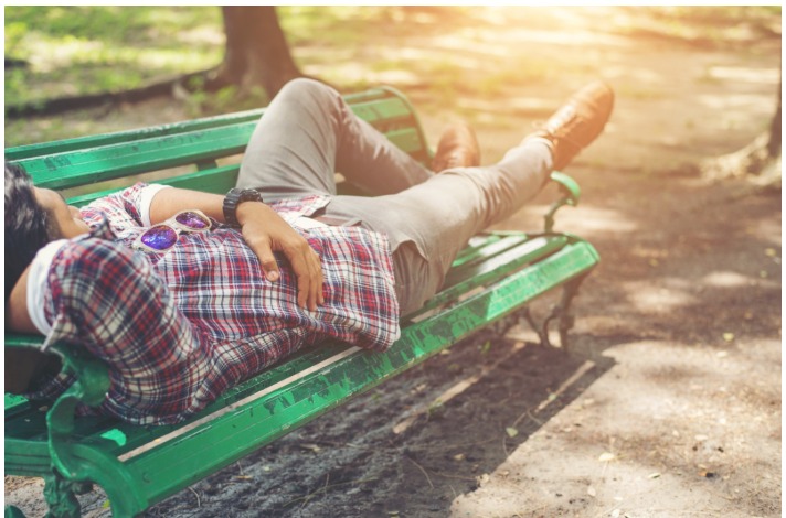 Homem joga companheira de viaduto e vai dormir na praça; foi preso pelo guarda