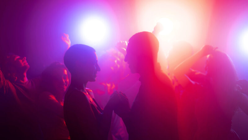 Confusão em casa de swing, em BH, depois que homem toca nádegas de mulher; marido não gostou