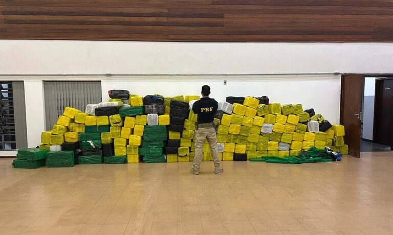 PRF apreende mais de 5 toneladas de maconha na BR 381 em Três Corações, Minas Gerais