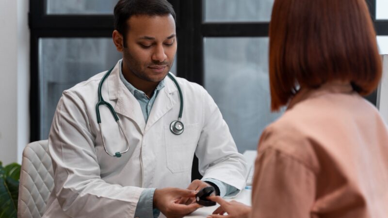 Tribunal de Contas multa médico de Pará de Minas por acúmulo de cargos públicos