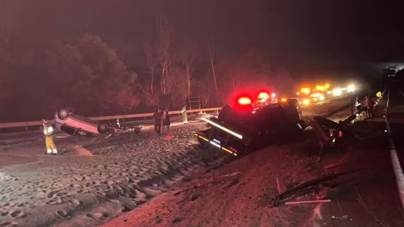 Caminhoneiro morre depois de tombar na BR-262 e carga provoca capotamento de carro