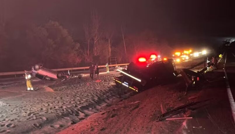 Caminhoneiro morre depois de tombar na BR-262 e carga provoca capotamento de carro