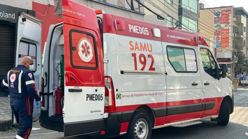 Motorista bate em poste, passageira de 85 anos, fica ferida